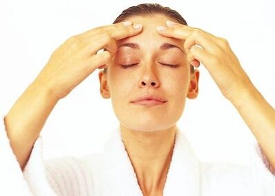 Un massage facial rajeunissant rendra la peau uniforme et tonique. 
