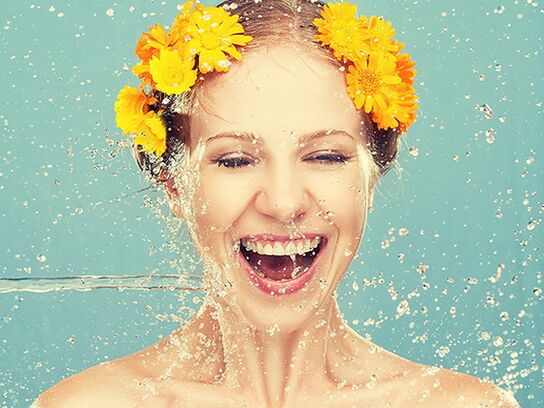 Hydrater le corps est la première condition des soins de la peau.