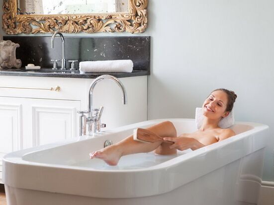 Pour nettoyer la peau, il est nécessaire de la laver à l'eau tiède.
