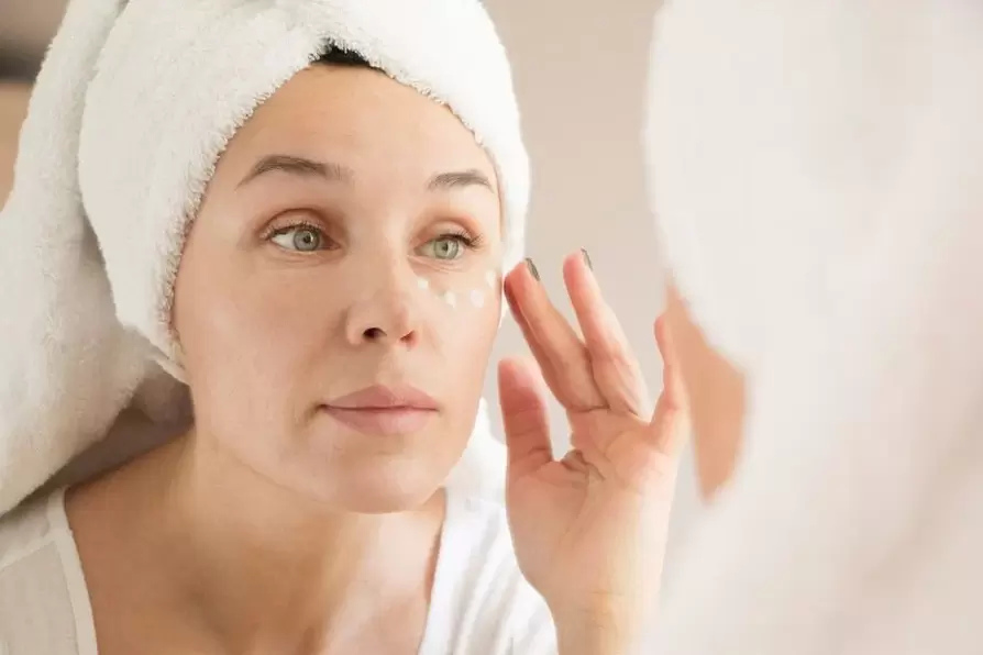 appliquer une crème anti-rides sous les yeux