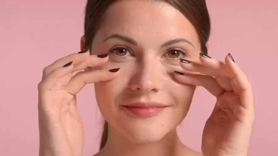 massage contre les rides autour des yeux